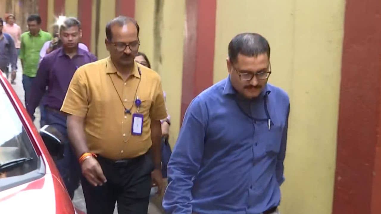 Cow smuggling case: গরুপাচারের টাকা ঘুরপথে শুল্ক দফতরের কর্তাদের হাতে? তদন্ত উন্মোচনে কাস্টম অফিসে হানা সিবিআই-এর