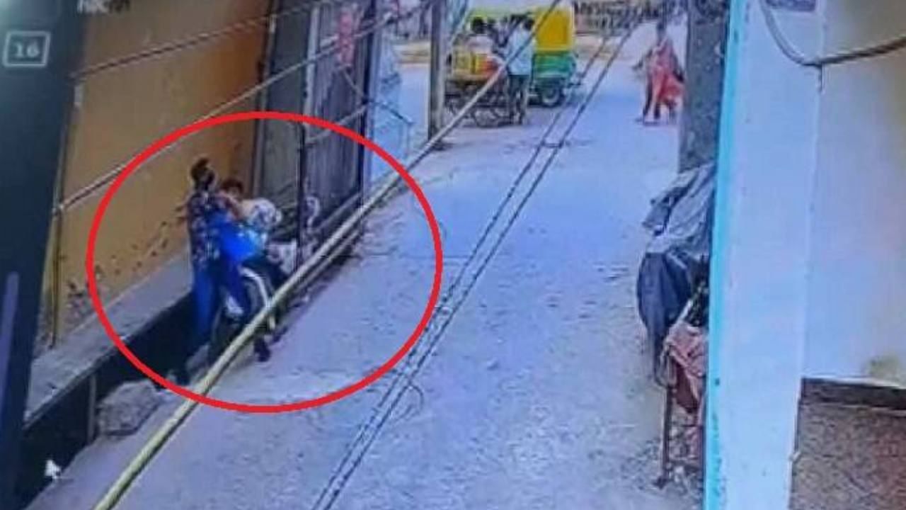 CCTV Footage: রাজধানীর রাস্তায় দিনের আলোতে ছিনতাই, দৃশ্য ধরা পড়ল সিসিটিভিতে