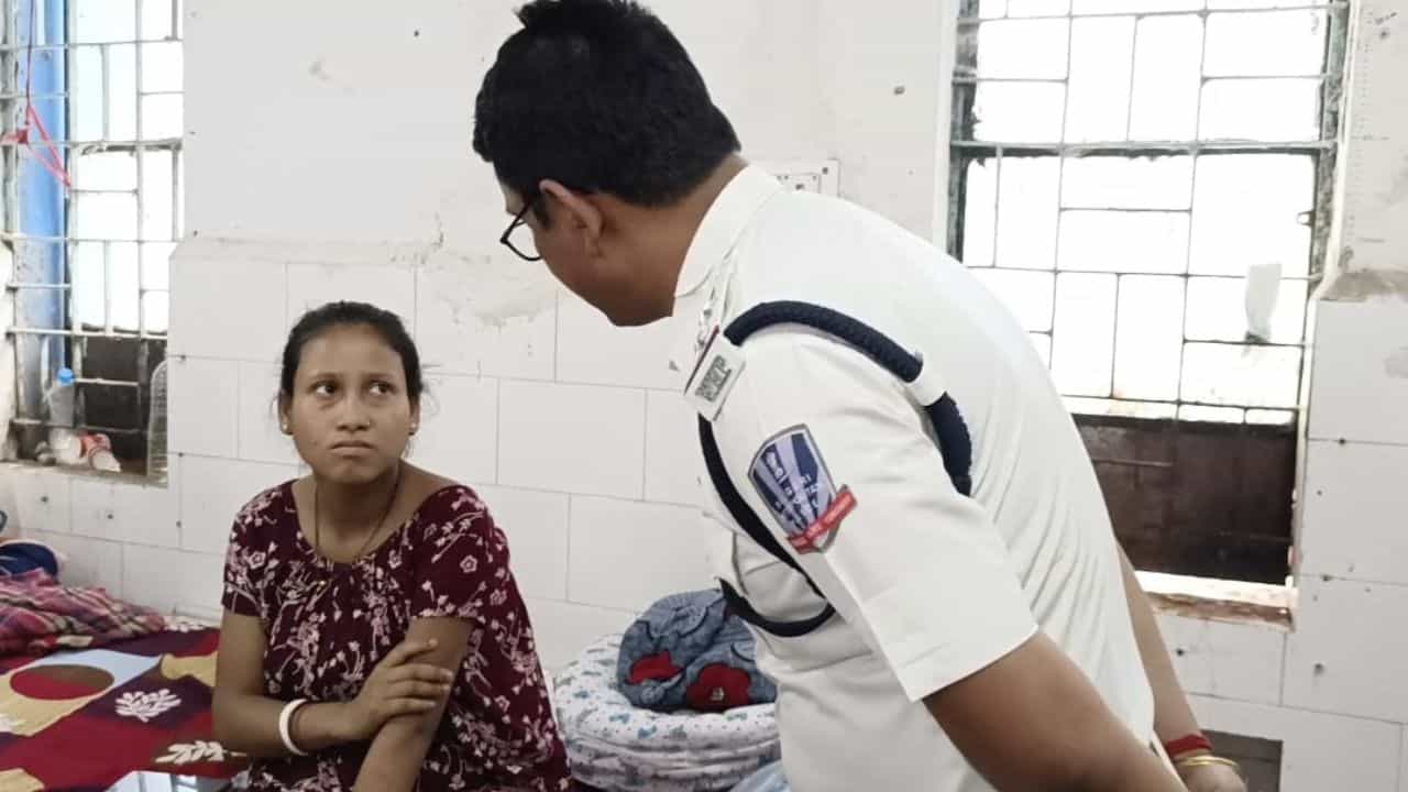 Siliguri: মেডিক্যাল কলেজ থেকে সদ্যোজাত শিশু চুরির অভিযোগ! শোরগোল শিলিগুড়িতে Siliguri: মেডিক্যাল কলেজ থেকে সদ্যোজাত শিশু চুরির অভিযোগ! শোরগোল শিলিগুড়িতে