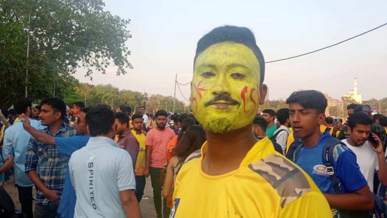 শুধু হলুদ জার্সি নয়, ধোনি ফ্যানরা মুখও রাঙিয়ে নিয়েছেন। (ছবি নিজস্ব) 