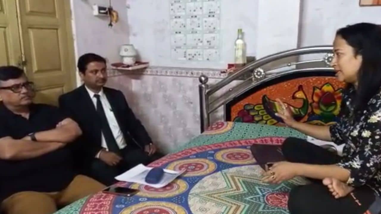 Recruitment Scam: অয়নকে টাকা না দেওয়ায় চাকরি হয়নি, চুঁচুড়ার চয়নিকাকে আইনি সাহায্য দেবে বিজেপি