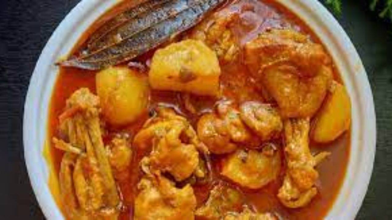 Chicken Curry: রবিবারের স্বর্গসুখ, আলু দিয়ে মাংসের ঝোলের নতুন রেসিপি সঙ্গে গরম ভাত