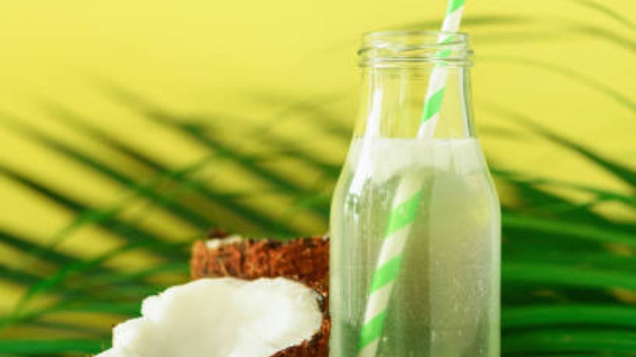 Coconut water শ্যাম্পু নয়, ডাবের জলেই চুল হবে তুলোর মত নরম উজ্জ্বল