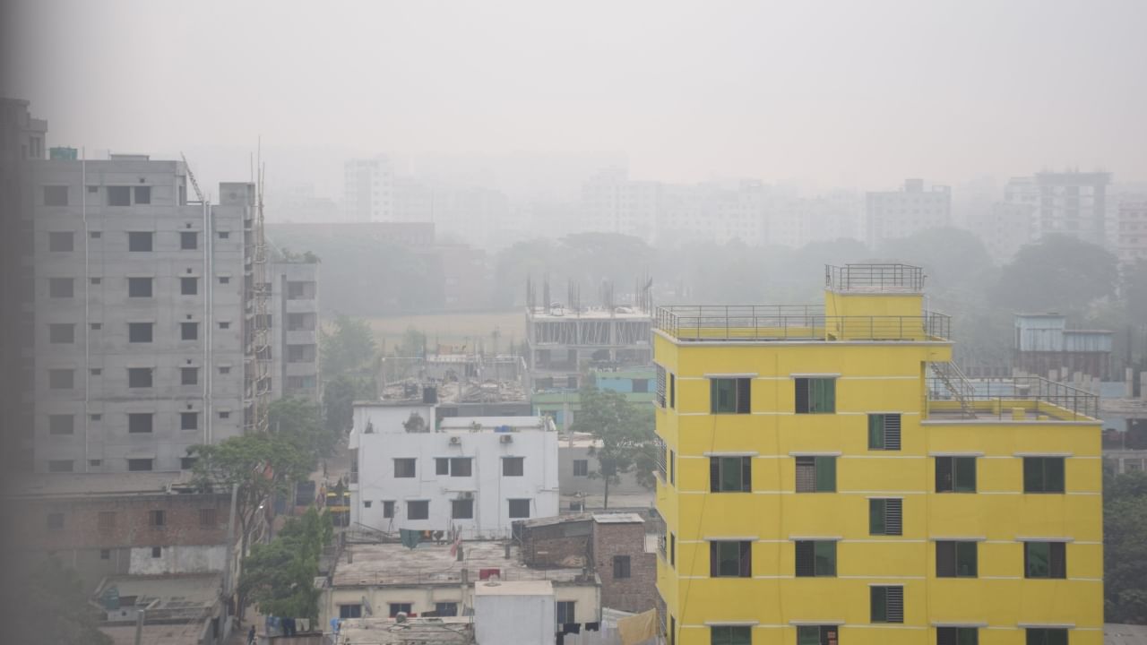 Bangladesh দিনভর দাবদাহ, ভোরে কুয়াশা; এ কি অদ্ভুত আবহাওয়া Bengali News Low cloud weather