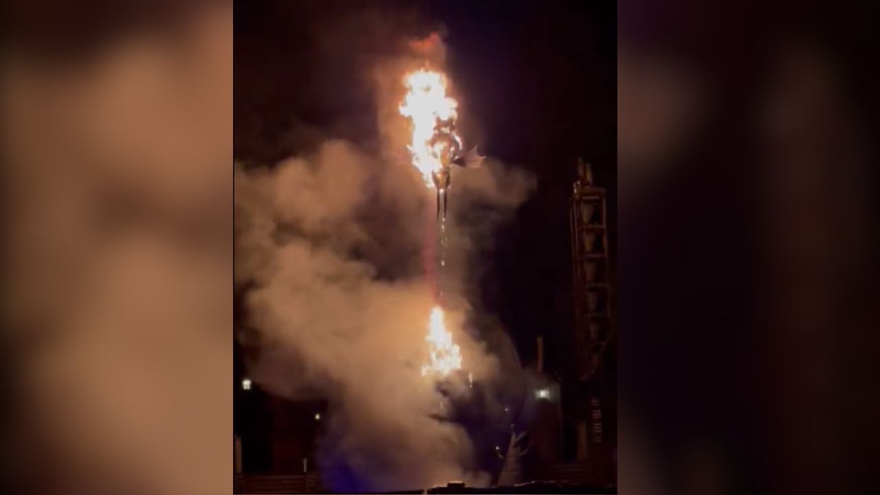 Video শো চলাকালীন দাউ দাউ করে জ্বলে উঠল ড্রাগন! আতঙ্কে হুড়োহুড়ি