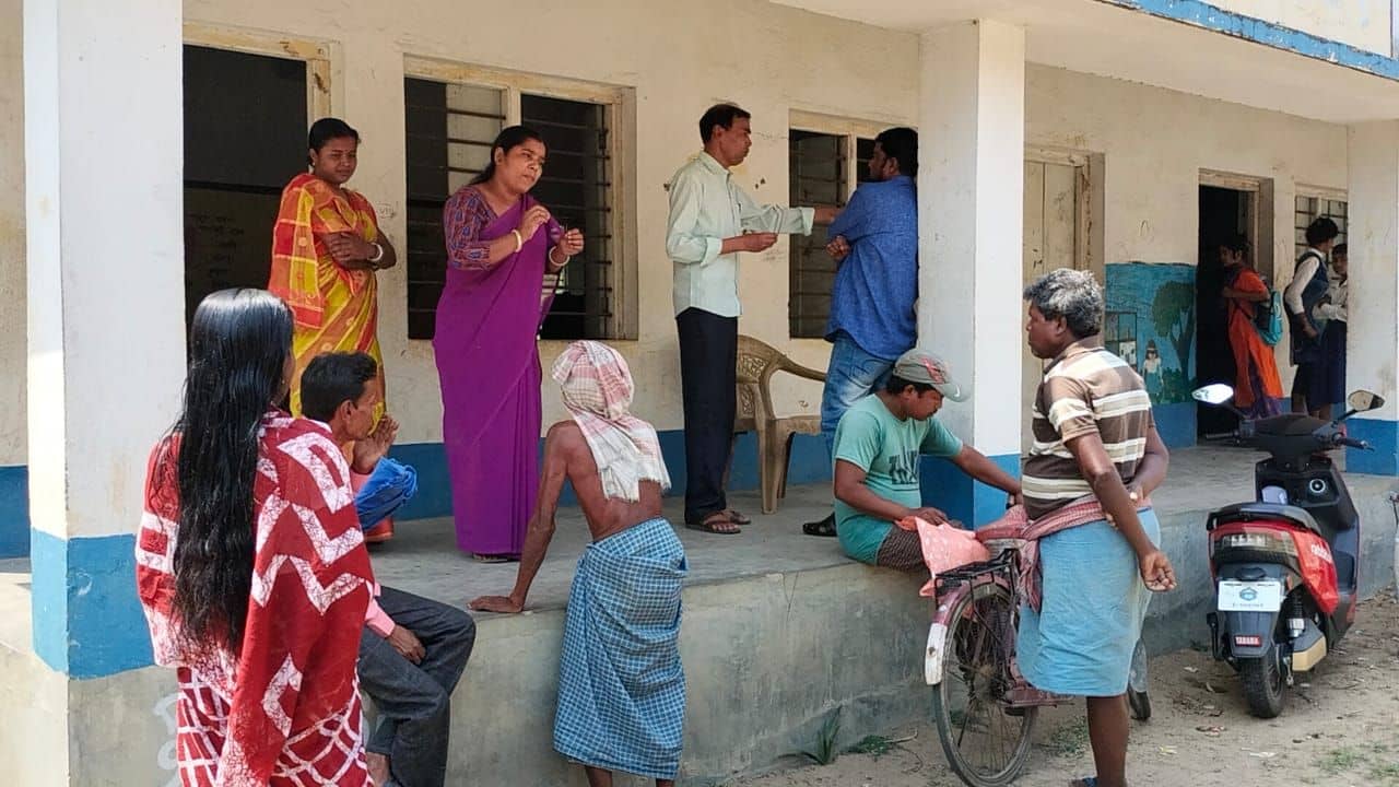 Duare Sarkar:  সকাল থেকে লাইনে দাঁড়িয়েও ফিরতে হল খালি হাতে, দুয়ারে ছিলেন না কেউ, আধিকারিকরা এলেন বেলা দুটোয়!