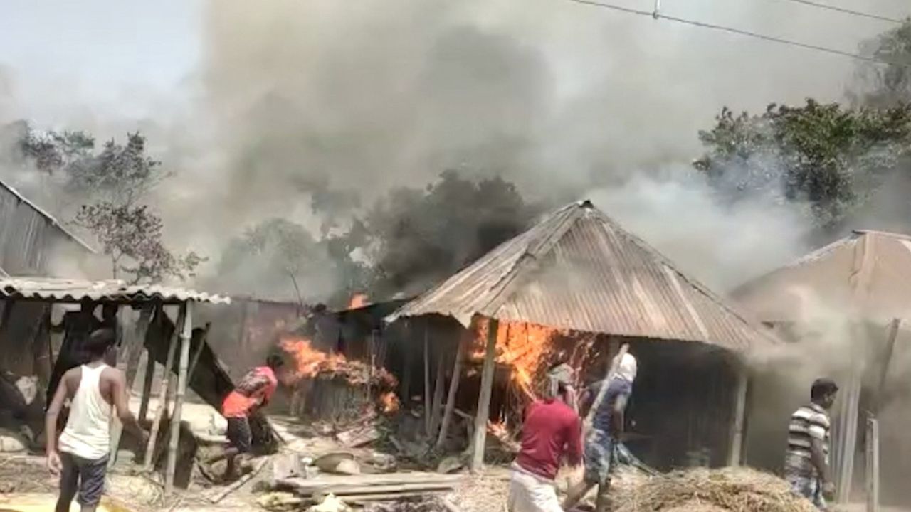 Fire Broke Out: রান্নার গ্যাস সিলিন্ডার ফেটে পুড়ল ১৬টি বাড়ি, আহত ৫ শিশু