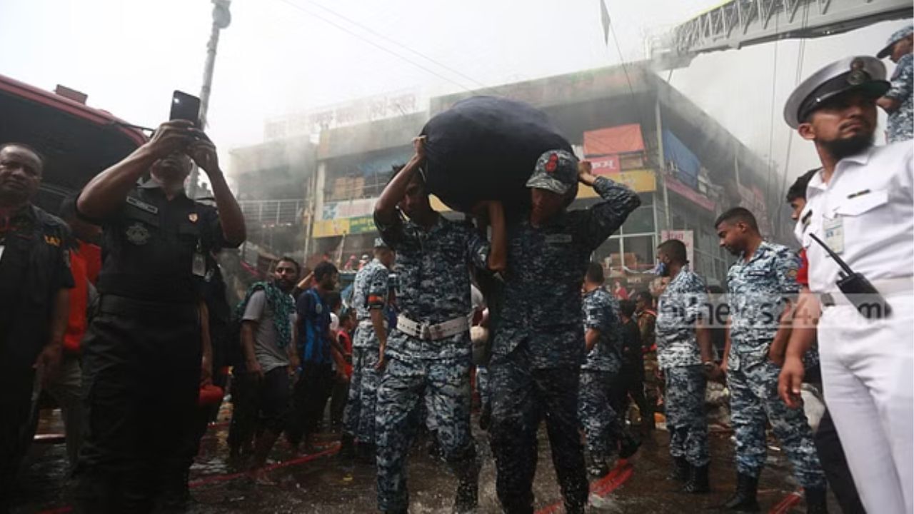 Bangladesh Fire: বাংলাদেশে আগুন নেভাতে নামানো হল সেনা, হাসপাতালে ভর্তি ২৩ দমকলকর্মী