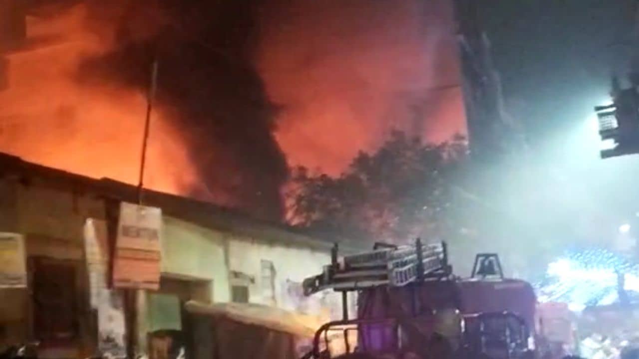 Fire at Tapsia: ফের তপসিয়ায় ভয়াবহ আগুন, ইদের প্রাক্কালে মাথায় হাত ব্যবসায়ীদের