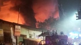 Fire at Tapsia: ফের তপসিয়ায় ভয়াবহ আগুন, ইদের প্রাক্কালে মাথায় হাত ব্যবসায়ীদের Fire at Tapsia: ফের তপসিয়ায় ভয়াবহ আগুন, ইদের প্রাক্কালে মাথায় হাত ব্যবসায়ীদের