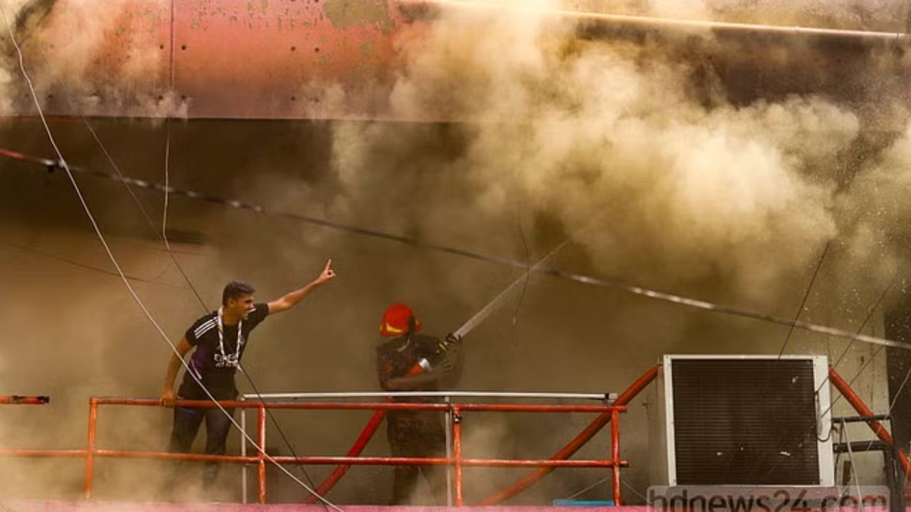 Dhaka Fire: ঢাকায় অগ্নিকাণ্ডের ১৬ ঘণ্টা পরও ধিকি-ধিকি জ্বলছে আগুন, নাশকতার আশঙ্কায় তদন্তে ব়্যাব