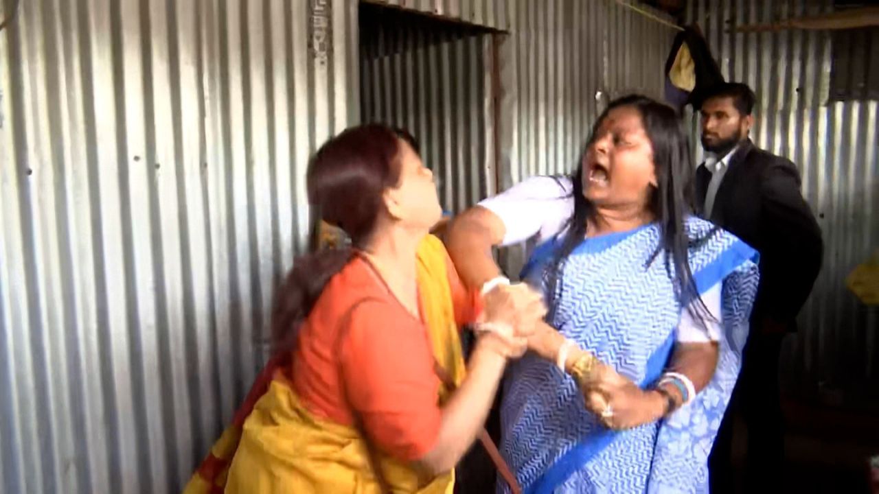 Gazole Minor Harassment: একই সময়ে 'ধর্ষিতার' বাড়িতে হাজির রাজ্য ও কেন্দ্রের দুই কমিশন, ধাক্কাধাক্কি-হাতাহাতিতে উত্তাল গাজোল