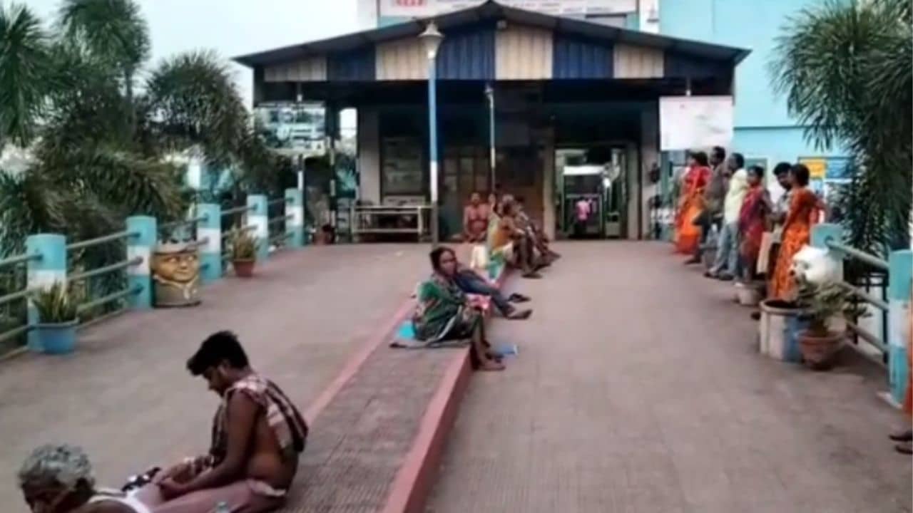 Ghatal: স্যালাইন হাতে হাসপাতালের বাইরে লাইন দিয়ে বসে রোগীরা, কারণ...