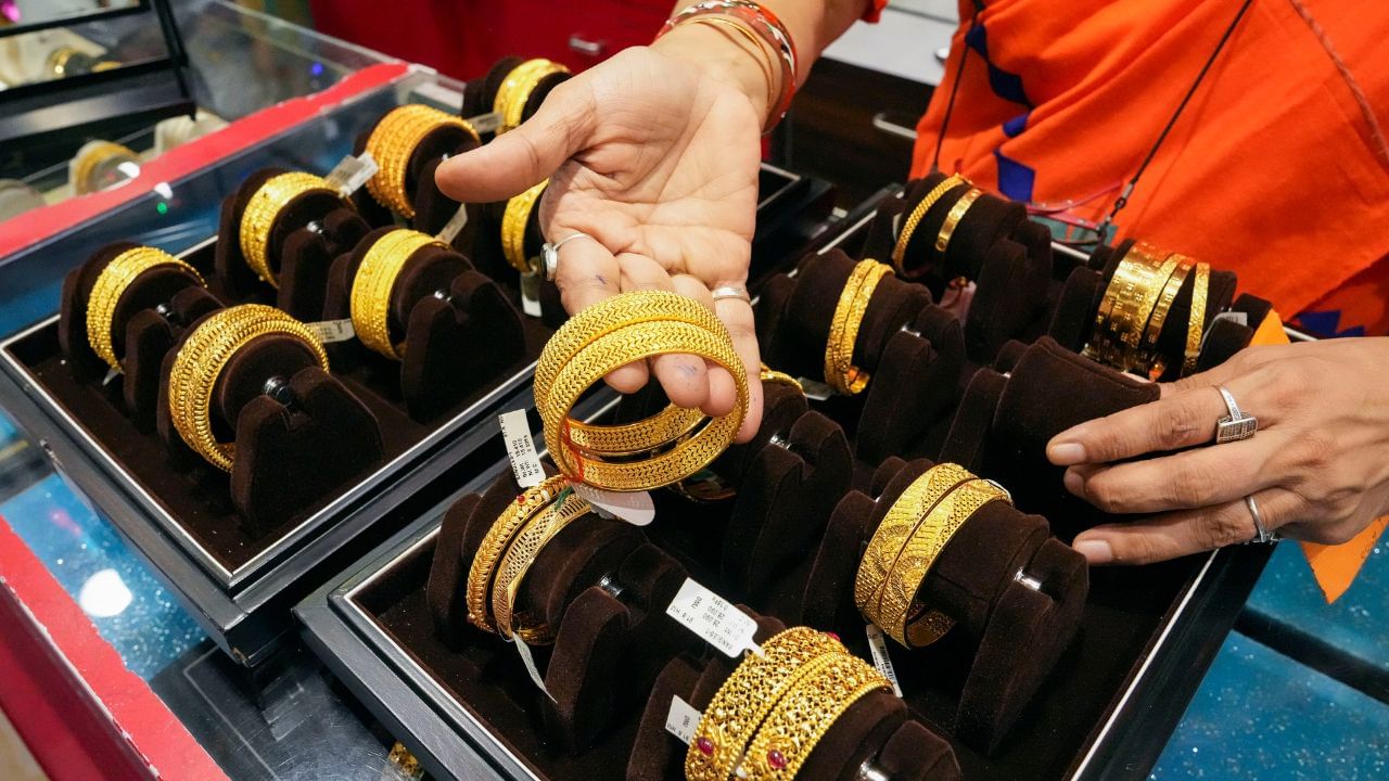 Gold Price Today: লক্ষ্মীবারে পতন সোনার দরে, জামাইষষ্ঠীতে প্রায় ৭ হাজার টাকা সস্তায় বিকোচ্ছে রুপো