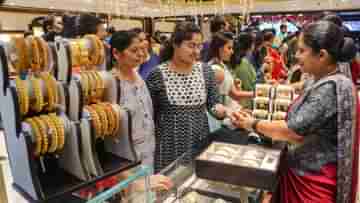 Gold Price Today: রেকর্ড দরের থেকে প্রায় ৫ হাজার টাকা সস্তায় বিকোচ্ছে রুপো, সোনার দর জানুন