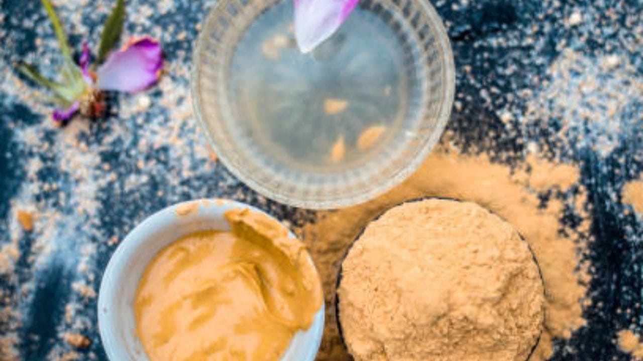 মুলতানি মাটি, ডিমের সাদা অংশ আর অ্যালোভেরা জেল একসঙ্গে মিশিয়ে চুলে লাগান। এতে চুল খুব ভাল পরিষ্কার হয় আর চুল  নরম থাকে। 