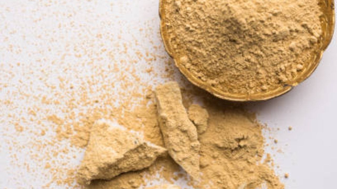 এক্ষেত্রে কিন্তু কাজে লাগানো যায় মুলতানি মাটি। অবাক হচ্ছেন শুনে? স্ক্যাল্পের সুস্বাস্থ্য বজায় রাখতে দারুণ কাজ করে এই মুলতানি মাটি। 