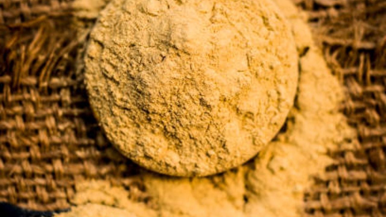 সারাদিনের ধুলো, বালি তে সবচেয়ে বেশি ময়লা জমে স্ক্যাল্পে। এছাড়াও ঘাম বসে চুলের গোড়ায়। চুল ভাল রাখার জন্য স্ক্যাল্পের যত্ন আগে নিতে হবে। 