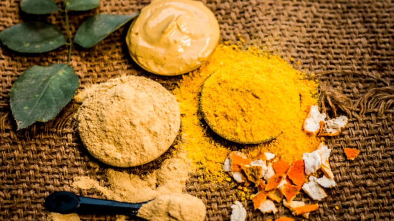 গরমে ধুলো-বালি আর দূষণে চুলের দফারফা হয়ে যায়। যাঁদের চুলে কোনও ট্রিটমেন্ট করানো আছে তা রং করা আছে তাঁদের ক্ষেত্রে এই সমস্যাটা আরও অনেক বেশি। 