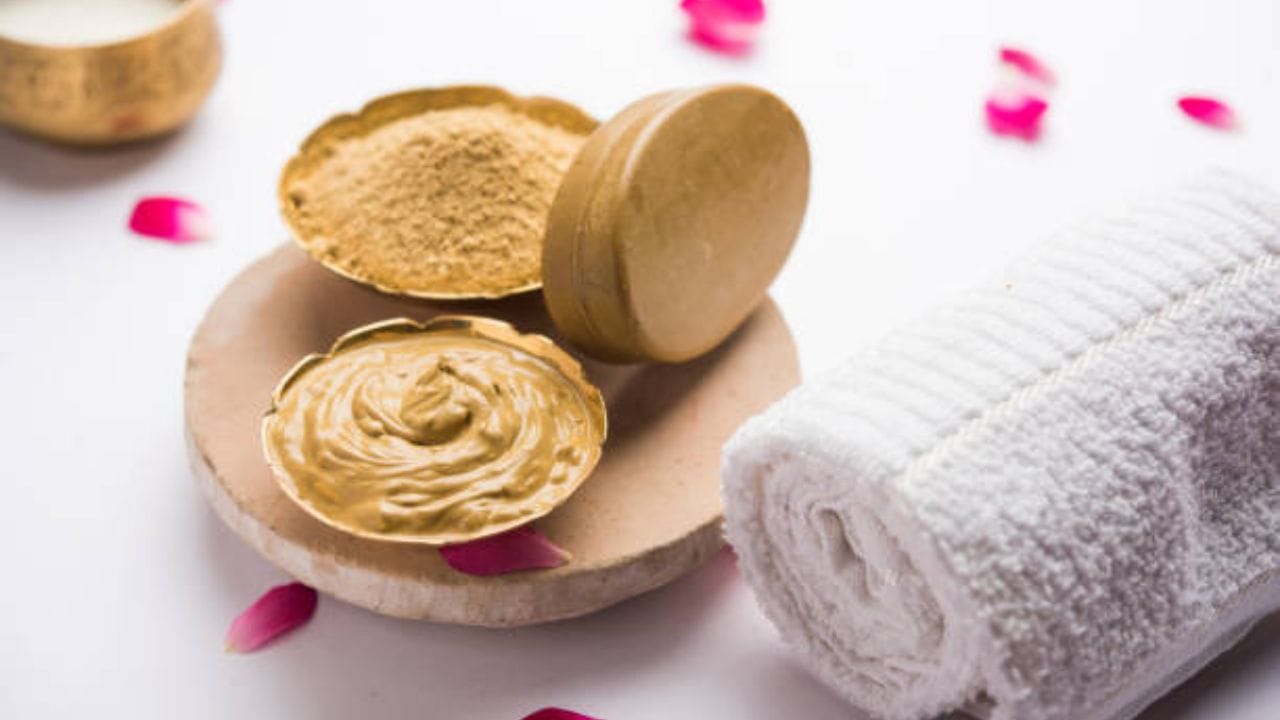 গরম থেকে সরাসরি বাড়ি ফিরে এখন অধিকাংশই সোজা ছোটেন স্নানঘরে। সেখানে ভাল করে মুখ ধুয়ে গায়ে সাবান মেখে স্নান করলে তবেই শান্তি। এই ভাবে মুখের ময়লা তো পরিষ্কার হল কিন্তু চুলের কি হবে? 