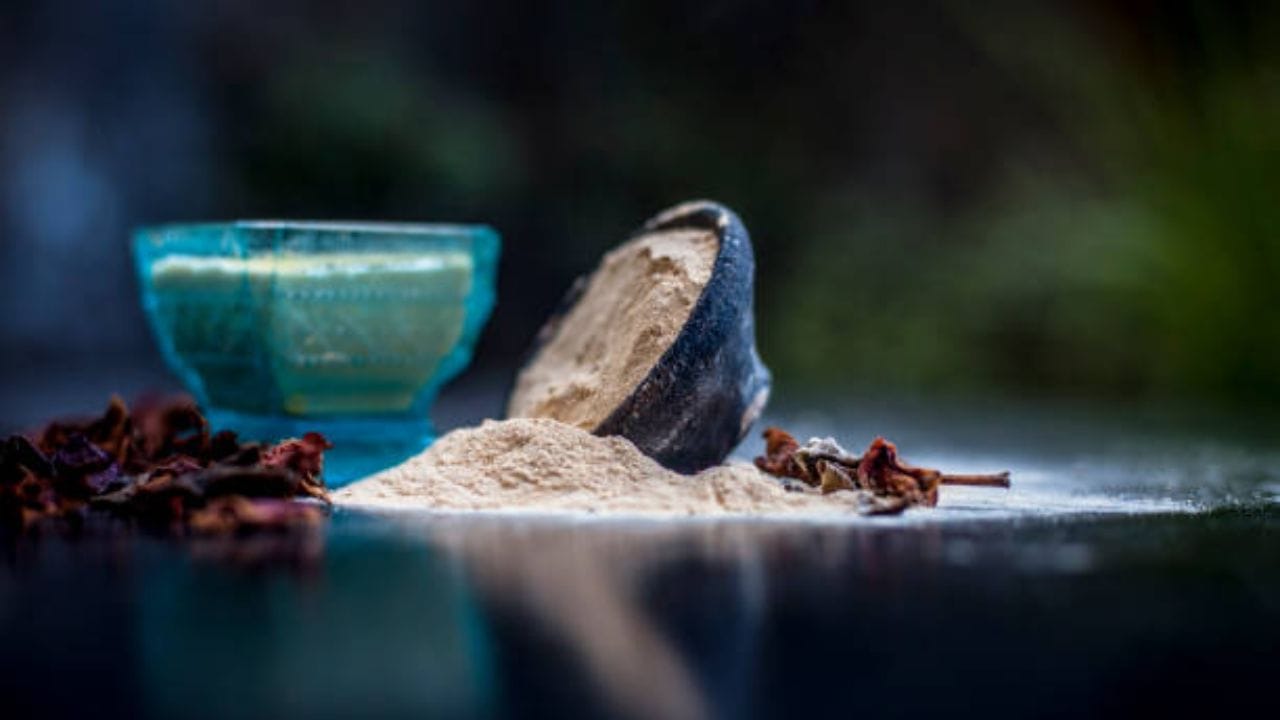 একদিকে রোদ-গরম অন্যদিকে এই রোদ থেকে সরাসরি এসিতে ঢুকলে খানিক স্বস্তি হয় ঠিকই। কিন্তু এক্ষেত্রে উপকারের থেকে অপকার বেশি। এসির ছান্ডায় খুব দ্রুত সর্দি, কাশি বুকে বলে যায়। কিছুতেই তা আর সারতে চায় না। 