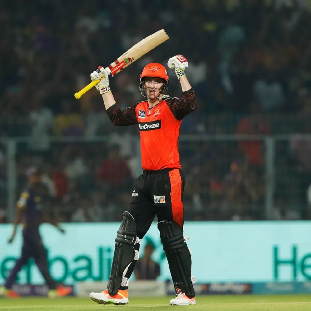 ১৬তম আইপিএলে (IPL 2023) প্রথম সেঞ্চুরি করেছেন সানরাইজার্স হায়দরাবাদের (SRH) হ্যারি ব্রুক (Harry Brook)। এ বারের আইপিএলে তাঁকে প্রায় সাড়ে ১৩ কোটি টাকা দিয়ে কিনেছে অরেঞ্জ আর্মি।