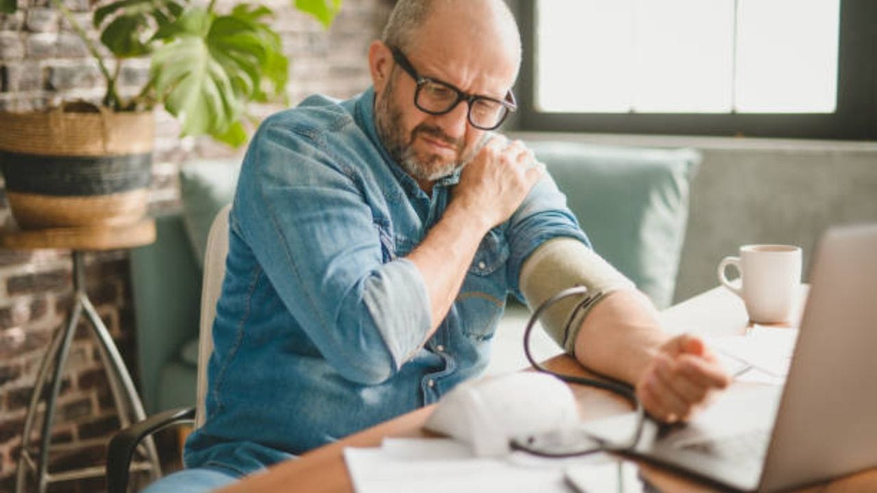 অনেকের চোখে রক্ত জমাট বেঁধে যায়। চোখে তীব্র ব্যথা থাকে। সেই সঙ্গে মাথা ঘোরার সমস্যাও থাকে। 