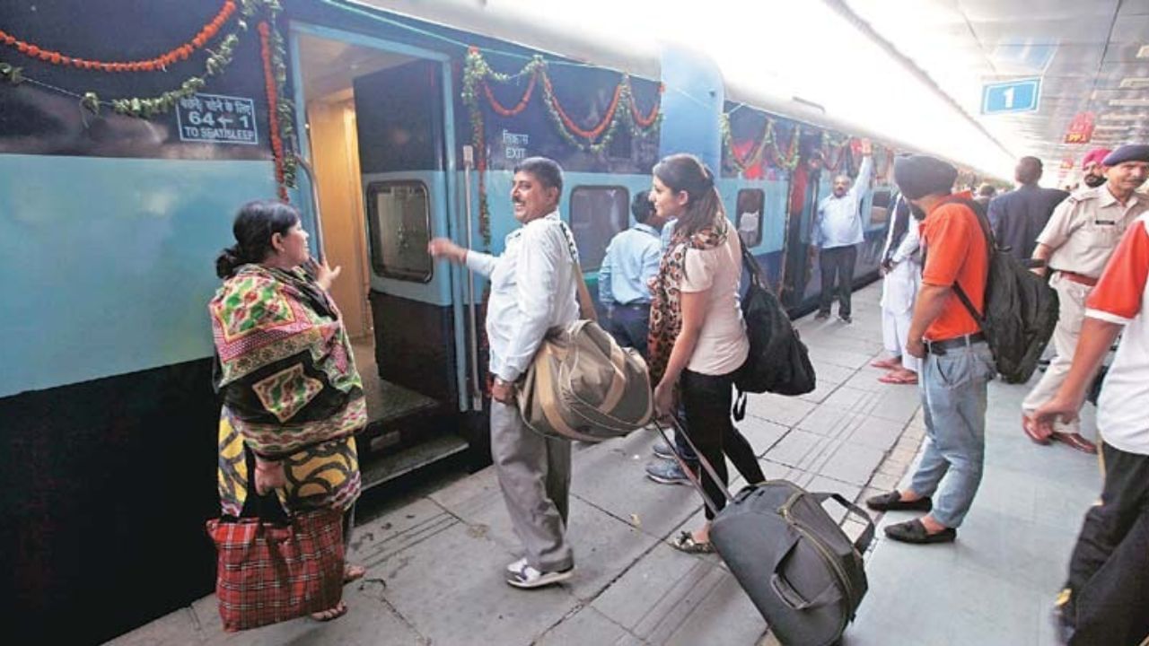 IRCTC: নিজের বিয়েতে গোটা ট্রেনটাই বুক করতে চান? কীভাবে করবেন জেনে নিন