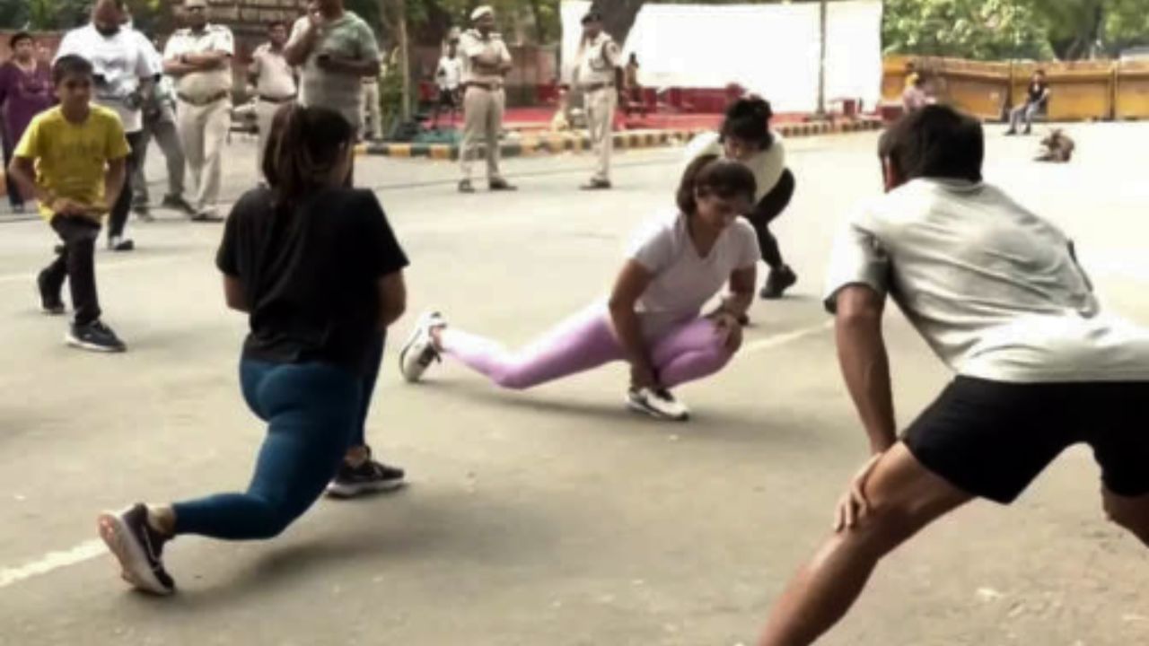 Indian Wrestlers Protest : ট্রেনিংও জরুরি, ধর্না মঞ্চেই ঘাম ঝরালেন বজরং-বিনেশরা