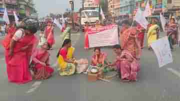 Dhupguri: গ্যাসের দাম বৃদ্ধির প্রতিবাদে উনুন জ্বালিয়ে বিক্ষোভ গণতান্ত্রিক মহিলা সমিতির