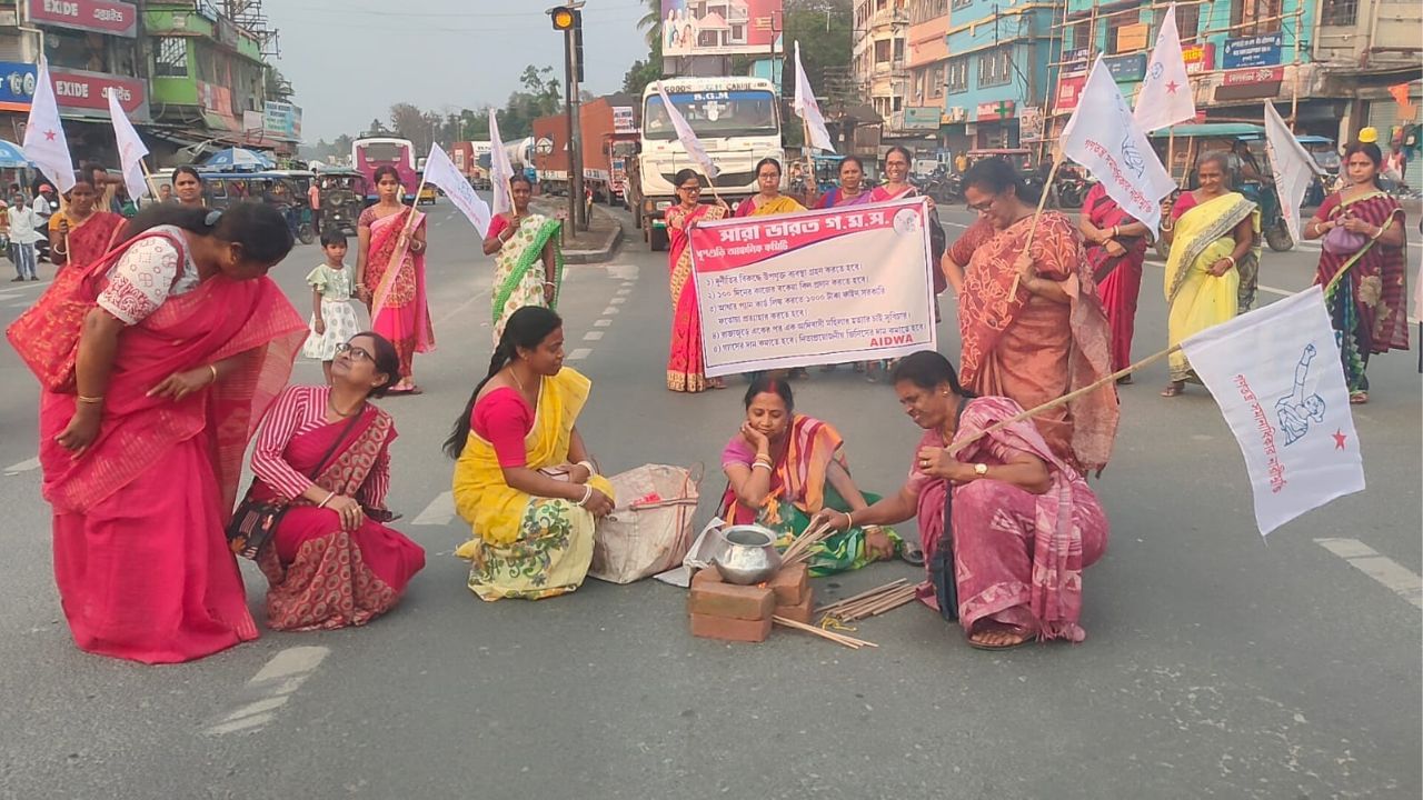 Dhupguri: গ্যাসের দাম বৃদ্ধির প্রতিবাদে উনুন জ্বালিয়ে বিক্ষোভ গণতান্ত্রিক মহিলা সমিতির