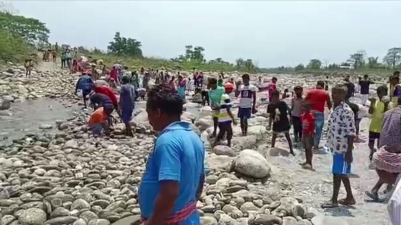 Jalpaiguri: একাধিকবার বলেও হয়নি কাজ, বাধ্য হয়ে রাস্তা তৈরির কাজে নামলেন গ্রামবাসী