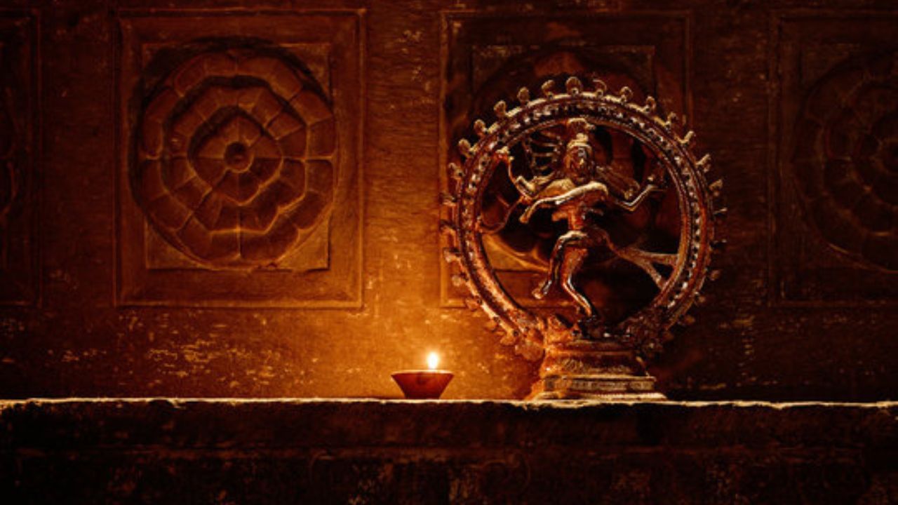 আশ্চর্যের বিষয় হল, ছয় মাস পর দরজা খোলার পর ওই অক্ষয় প্রদীপটি ঠিক সেইভাবেই জ্বলতে থাকে। টানা ৬ মাস ধরে সেই  প্রদীপ জ্বলতে থাকে। 