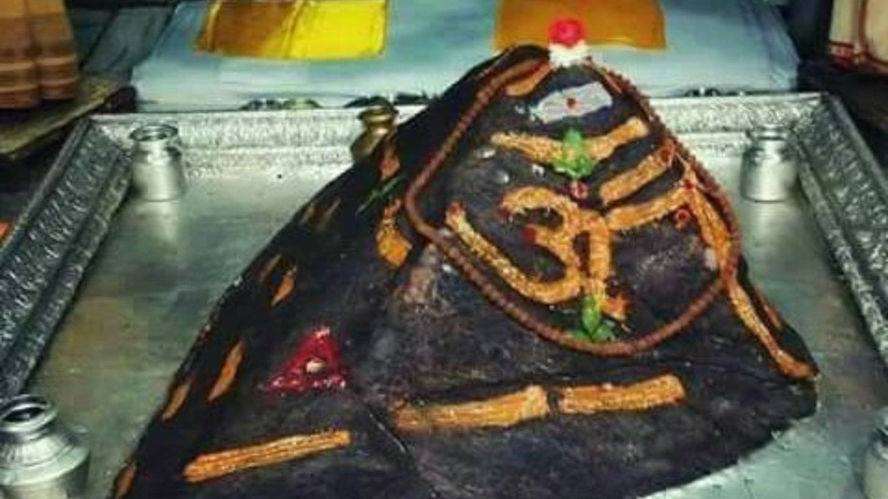 ছয় মাস বন্ধ থাকার ফলে মন্দির ও তার আশেপাশে কেউ থাকেনও না। সেই সঙ্গে তীব্র ঠান্ডা ও পুরু বরফের মধ্যে কেউ থাকার কথাও নয়। তবুও আশ্চর্যভাবে একটি ঘটনা ঘটে।