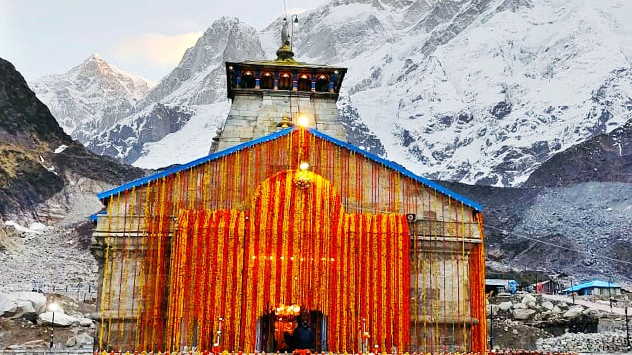 উত্তরাখণ্ডের রুদ্রপ্রয়াগ জেলায় অবস্থিত কেদারনাথকে নিয়ে এখনও রহস্য রয়েছে। কথিত আছে, কেদারনাথ ধামের দরজা ছয় মাসের জন্য বন্ধ হয়ে গেলেও সেখানে একটি অক্ষয় প্রদীপ জ্বালানো হয়। 