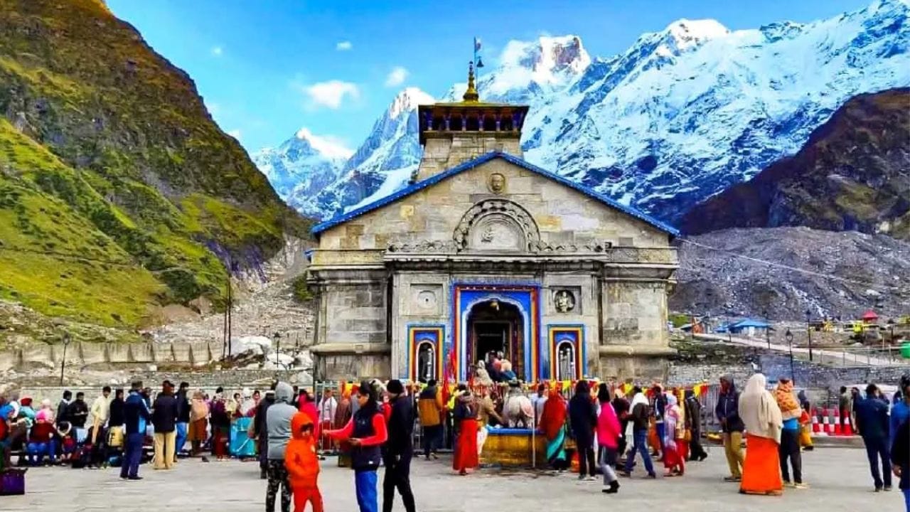 পৌরাণিক কাহিনি অনুযায়ী, ভগবান শিব কেদারনাথ মন্দিরে পাণ্ডবদের কাছে ষাঁড়ের আকারে আবির্ভূত হয়েছিলেন। তাই এখানে ষাঁড়ের মতো লিঙ্গ প্রতিষ্ঠিত হয়েছে। কেদারনাথ ধাম বারোটি জ্যোতির্লিঙ্গের মধ্যে পঞ্চম ও উত্তরাখণ্ডের চারটি ধামের মধ্যে তৃতীয়।