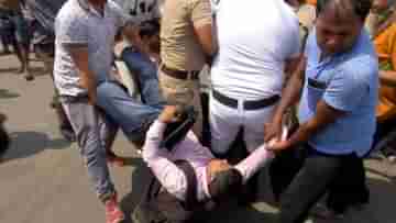 Computer Teachers Protest: ৫ বছর ধরে বেতন বন্ধ, মুখ্যমন্ত্রীর বাসভবন অভিযানে ধুন্ধুমার, শিক্ষকদের চ্যাঙদোলা করে গাড়িতে তুলল পুলিশ