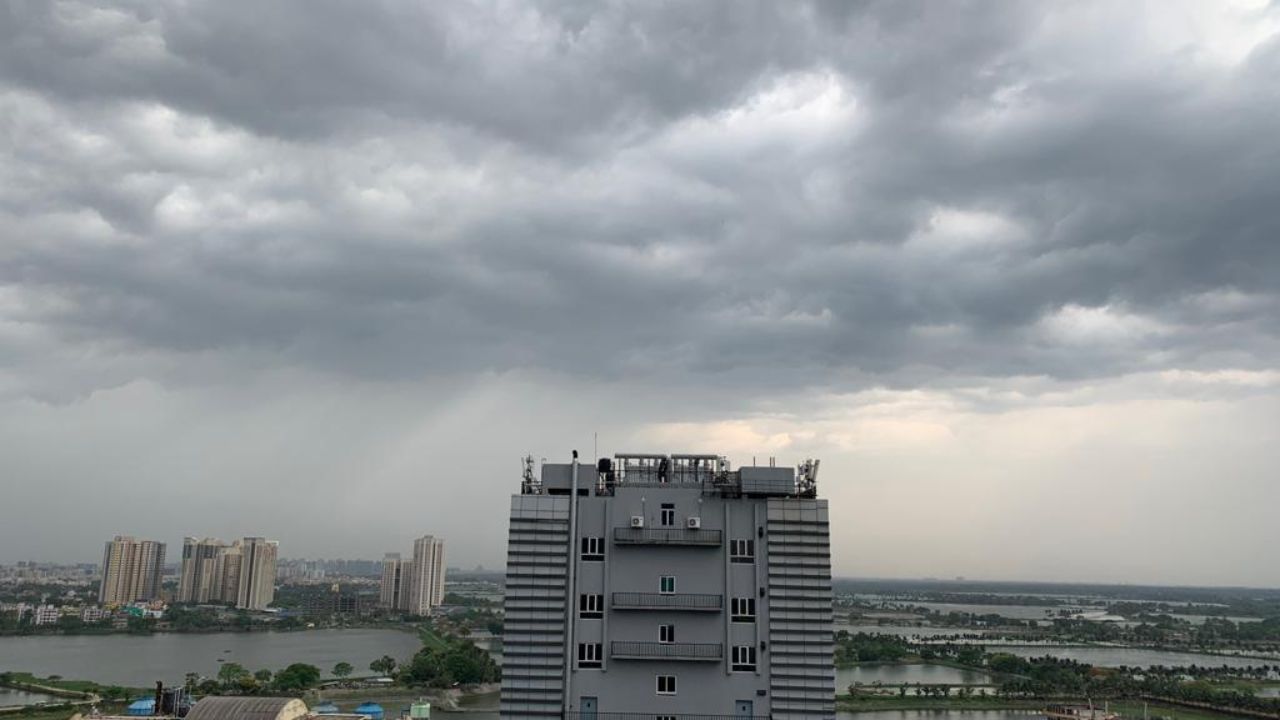 Weather Update: এক পশলার বৃষ্টিতে এক ধাক্কায় তাপমাত্রা নামল অনেকটাই! কবে থেকে ফের 'সুদিং ওয়েদার' বদলে যাবে?