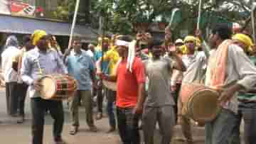 Kurmi Protest: রাস্তায় অস্ত্র হাতে নাচ-গান করে বনধ পালন কুড়মিদের