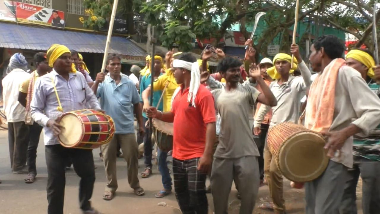 Kurmi Protest: রাস্তায় অস্ত্র হাতে নাচ-গান করে বনধ পালন কুড়মিদের