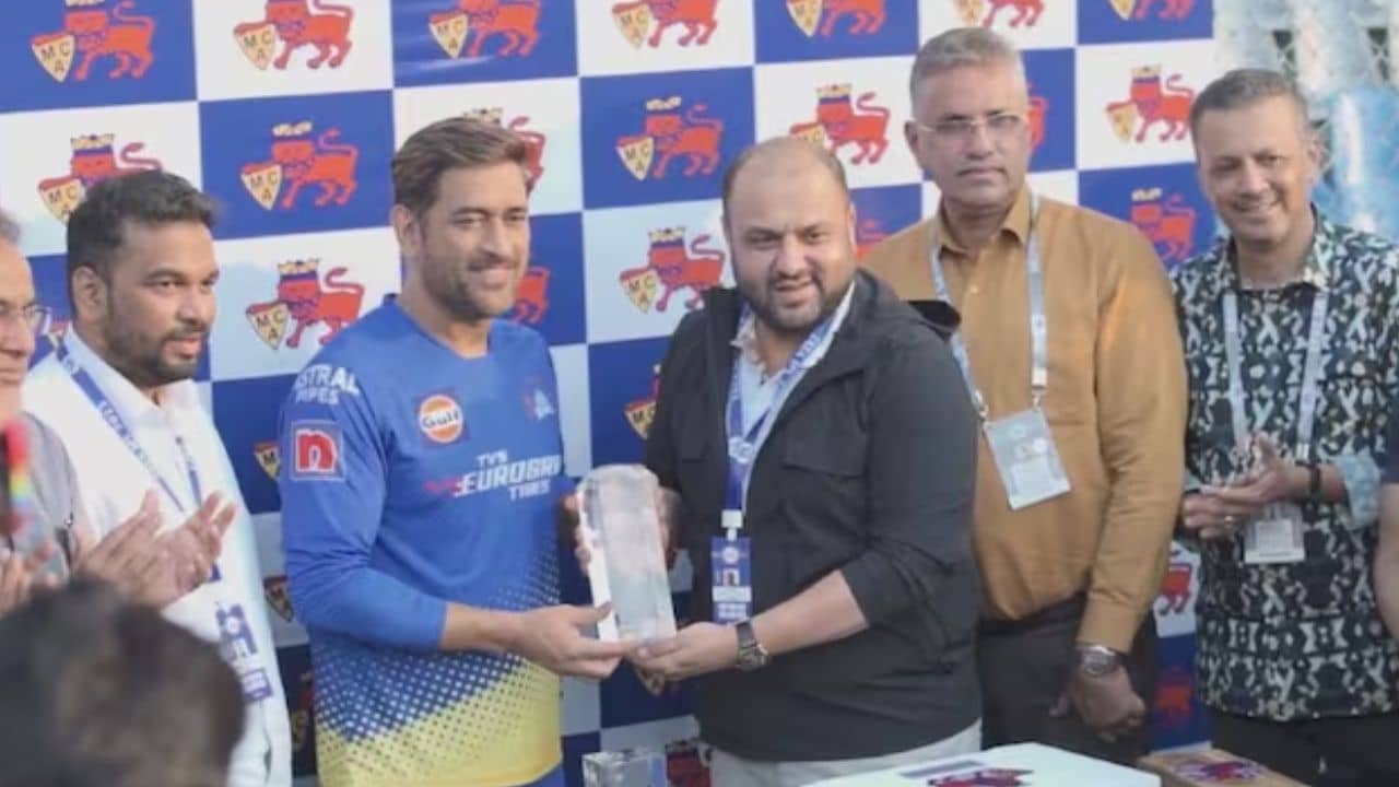 MS Dhoni: ওয়াংখেড়েতে নিজের নামের আসন উদ্বোধন ধোনির, তৈরি হবে বিশ্বকাপ জয়ের স্মারক!