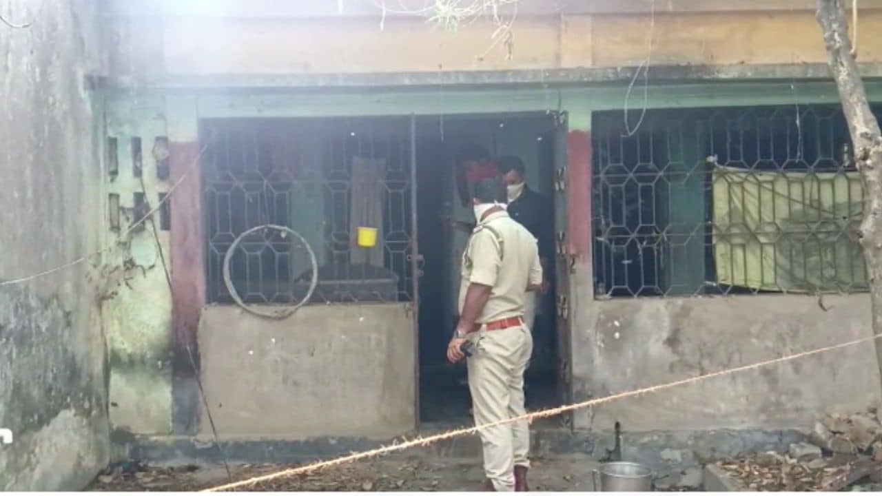 Murshidabad: ভোঁ-ভোঁ উড়ছে মাছি, বাড়ির আশপাশ দিয়ে গেলেও উঠছে গা পাকিয়ে, পুলিশ আসতেই ফাঁস রহস্য