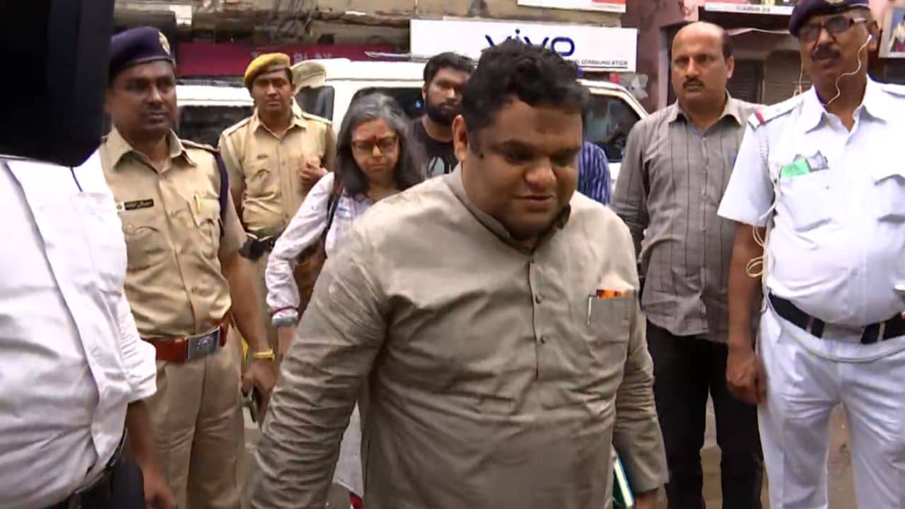 NCPCR in Kolkata: জাতীয় শিশু সুরক্ষা কমিশনের চেয়ারপার্সনকে মারধরের অভিযোগ, জামিন অযোগ্য ধারায় FIR তিলজলার ওসি-র বিরুদ্ধে