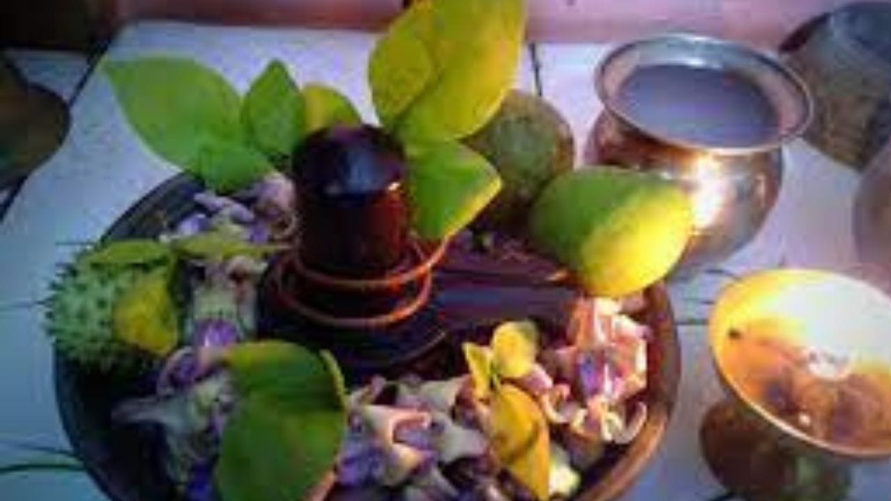 কলকাতা, তারকেশ্বর ও বাংলার বিভিন্ন মন্দিরে নীলপুজো সাড়ম্বরেই পালিত হয়। সকাল থেকেই শিব মন্দিরগুলিতে উপচে পড়ে ভিড়। ফুল থেকে ফল, বিশেষ করে বেলের চাহিদা থাকে চূড়ান্ত। পুজোর থালা হাতে শিবমন্দিরে মহিলারা ভিড় করেন। এদিন বিশেষ রীতিনীতি পালিত হয় তারকেশ্বর মন্দিরে।