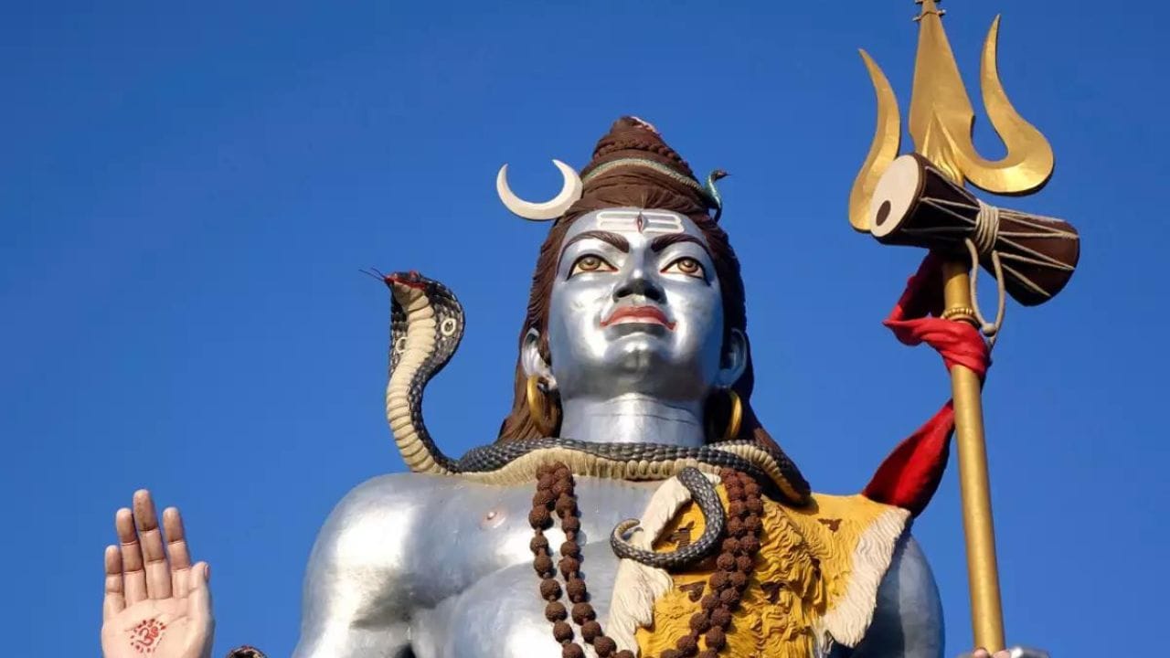 চৈত্র সংক্রান্তির আগের দিন নীলের পুজো বা নীলষষ্ঠী পালন করা হয়। সন্তান রয়েছে যে সব মহিলাদের, তাঁরাই সাধারণত অন্যান্য ষষ্ঠী পুজোর মতই উপবাস করে শিবের পুজো করে থাকেন। 