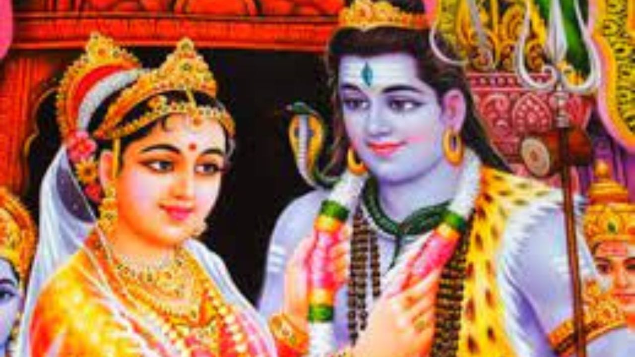 নীলষষ্ঠী নিয়ে একটি পৌরাণিক কাহিনিও রয়েছে। আজই শিব-পার্বতীর বিয়ের দিন বলে মনে করা হয়। নিয়ম অনুসারে, এদিন মহাদেবের গোত্র ত্যাগ করে সন্ন্যাস ভঙ্গ করে আবার নিজ গোত্রে ফিরে আসেন সন্ন্যাসীরা। 