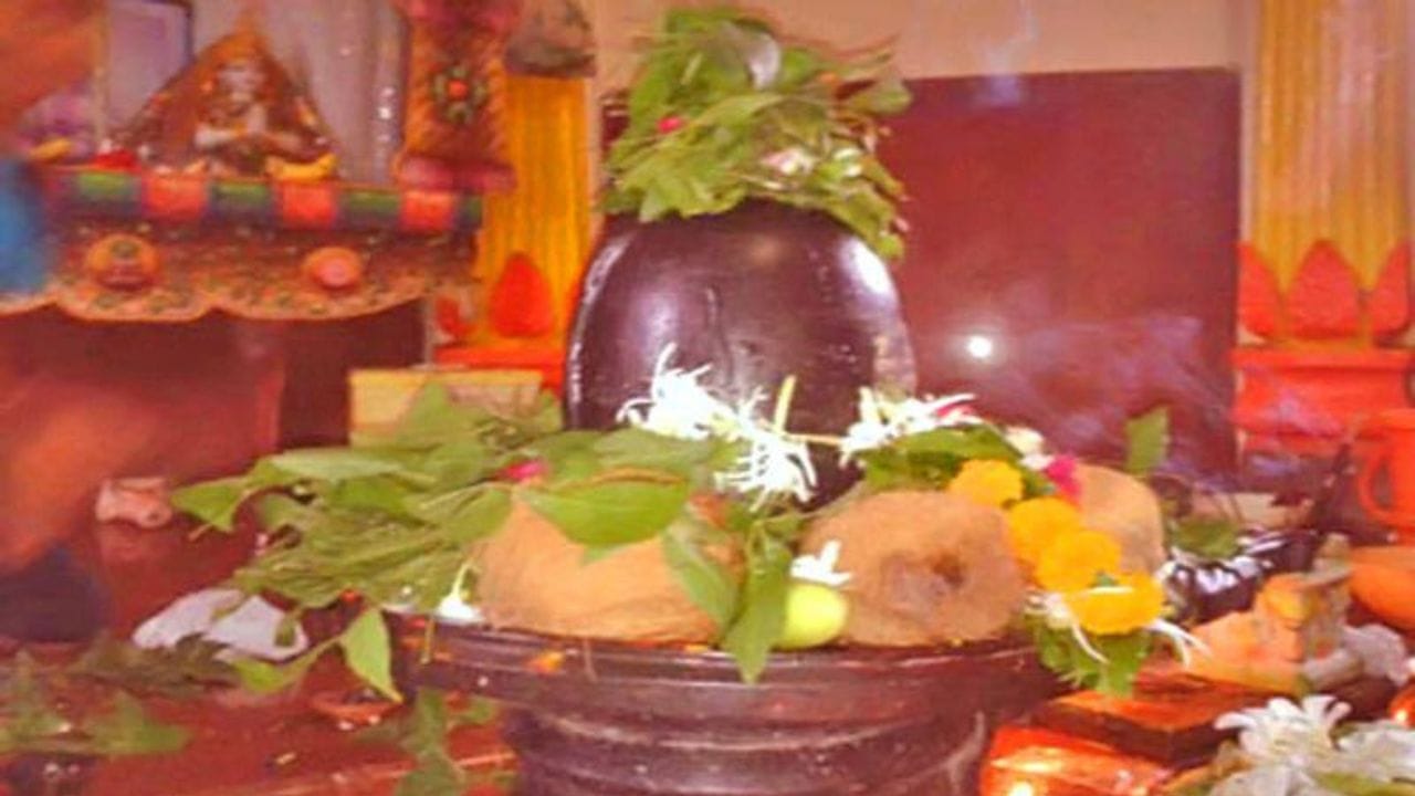নীলের পুজোয় সাধারণত বেল, শশা, তালশাঁস, ডাব, বেলপাতা, আতপচাল ও ফল নিবেদন করা হয়। নীলষষ্ঠীর দিন উপবাস করে সন্ধ্যের সময় শিবের মাথায় জল ঢেলে মহাদিদেবকে প্রণাম করে তারপর উপবাস ভঙ্গ করা হয়।