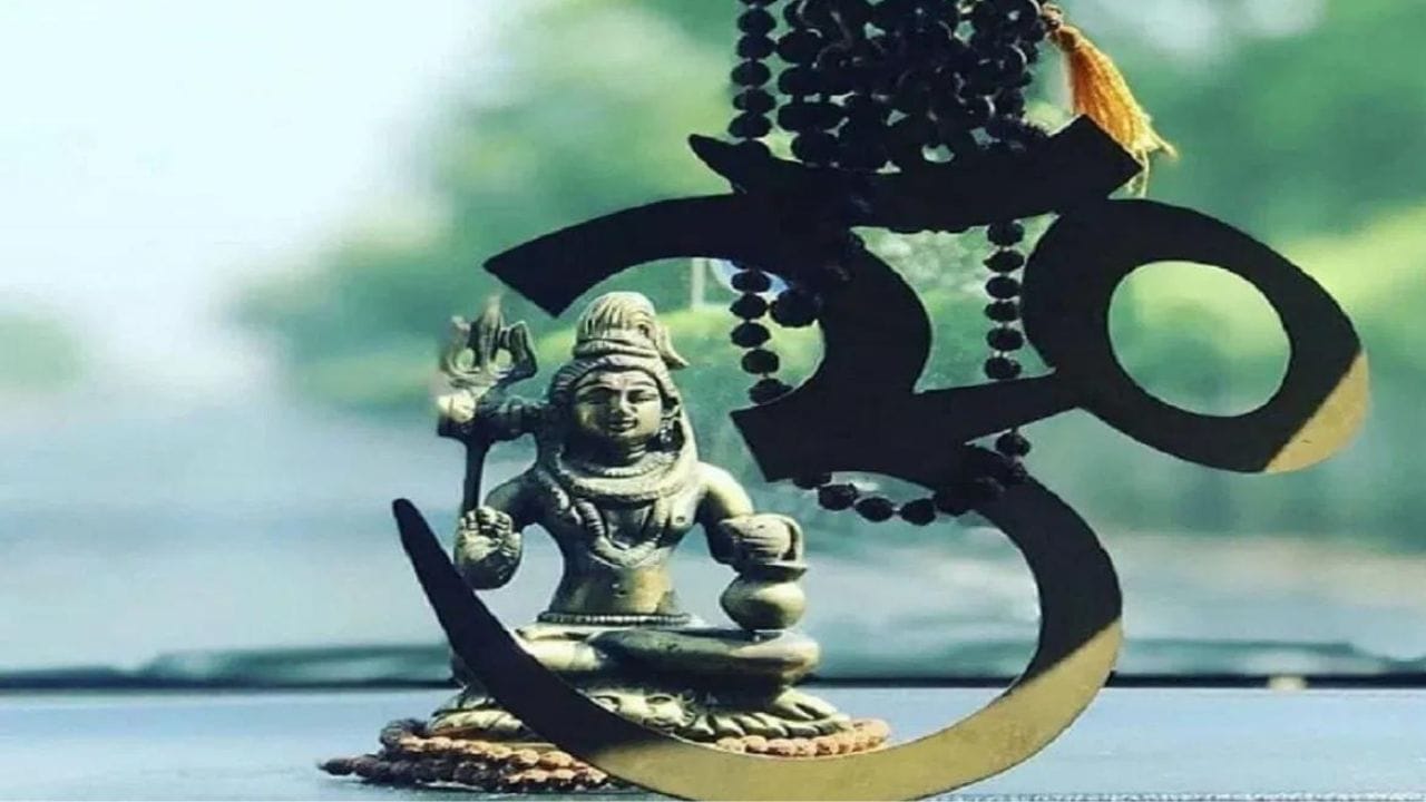 নীলের দিন শহর কলকাতা তো বটেই এমনকি মফঃসল ও গ্রামে সং বের হওয়ার রেওয়াজ এখনও রয়েছে। শিব-পার্বতী সেজে ঢাক-ঢোল ও বাজনা বাজিয়ে সংয়েরা রাস্তায় বের হোন। তবে সং বেশধারীদের এখন খুব কমই দেখা যায়। নীলষষ্ঠীতে এই গানকে বলা হয় অষ্টক গান।
