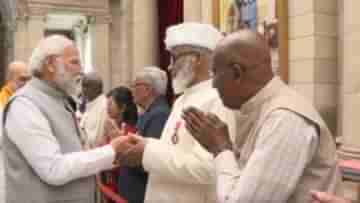 PM Narendra Modi: আপনি আমায় ভুল প্রমাণ করেছেন, প্রধানমন্ত্রীর হাত ধরে আবেগে ভাসলেন পদ্ম সম্মান প্রাপক শিল্পী