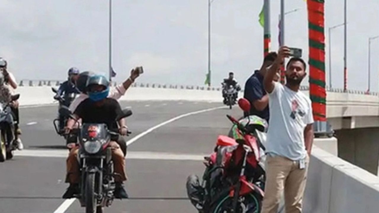 Selfie at Padma Bridge: পদ্মা সেতুতে দাঁড়িয়ে সেলফি, কড়া শাস্তির মুখে মোটরবাইক আরোহীরা